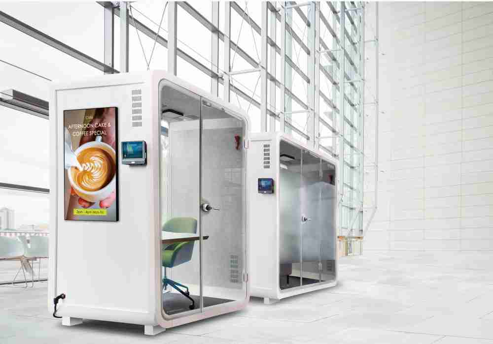 尊龙集团子公司达擎之智慧行动办公舱，，采用PDLC智能调光玻璃设计，，透过通电与断电的电流切换，，，，呈现透明与雾面效果，，具节能降耗特性并兼顾隐私，，，，确保信息安全