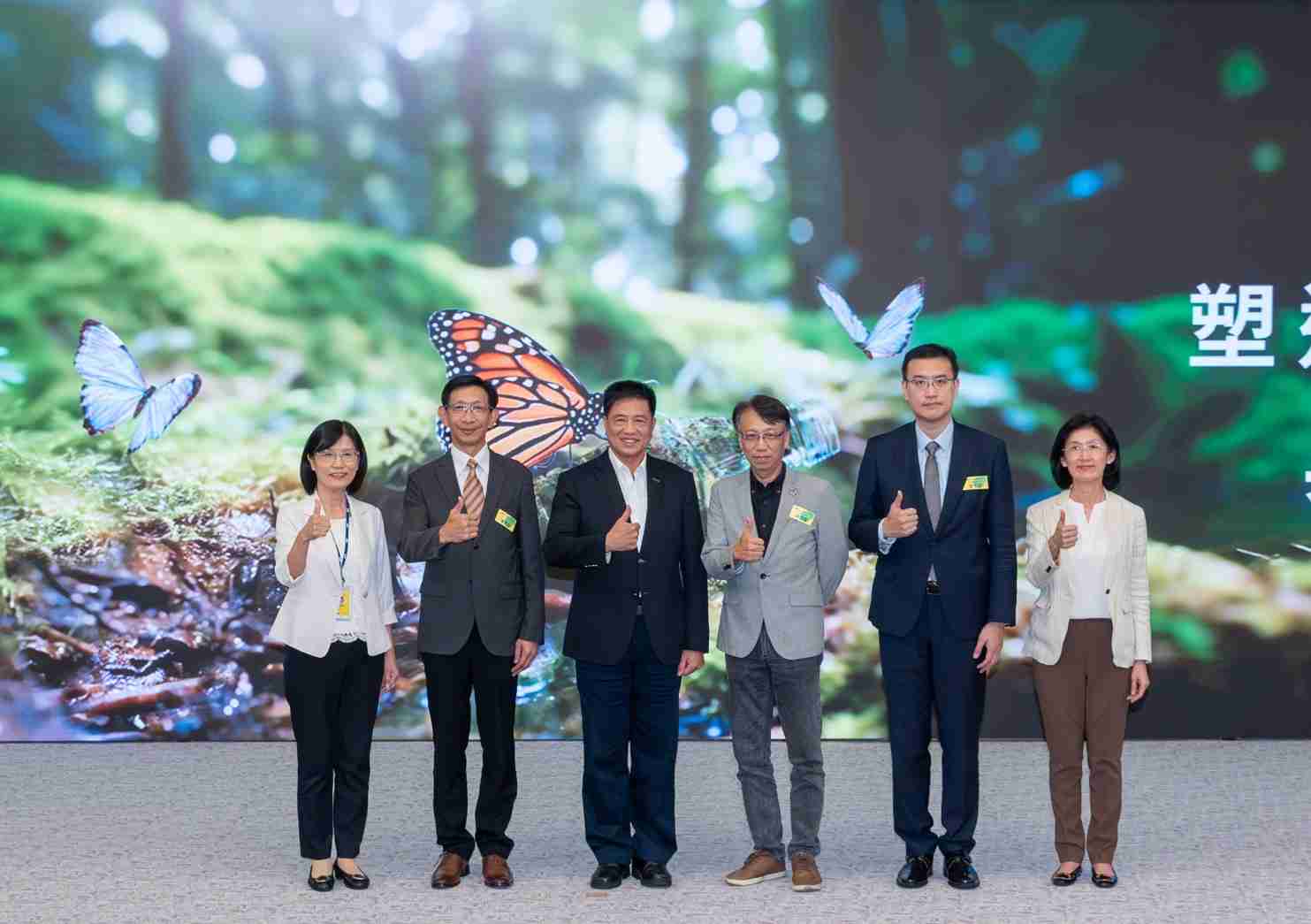 友達2023 CSR共榮大會，，邀請領域專家分享交流生物多樣性管理趨勢、、無塑產品、、、海廢永續塑料等議題  （圖左到右：友達光電永續長古秀華、、3M台灣技術長陳君杰、、友達光電董事長暨集團策略長彭双浪、、、光寶科技企業永續發展處處長陳慶暉、、、、安永聯合會計師事務所執業會計師曾于哲、、、友達光電供應鏈總部副總經理吳宜芳）