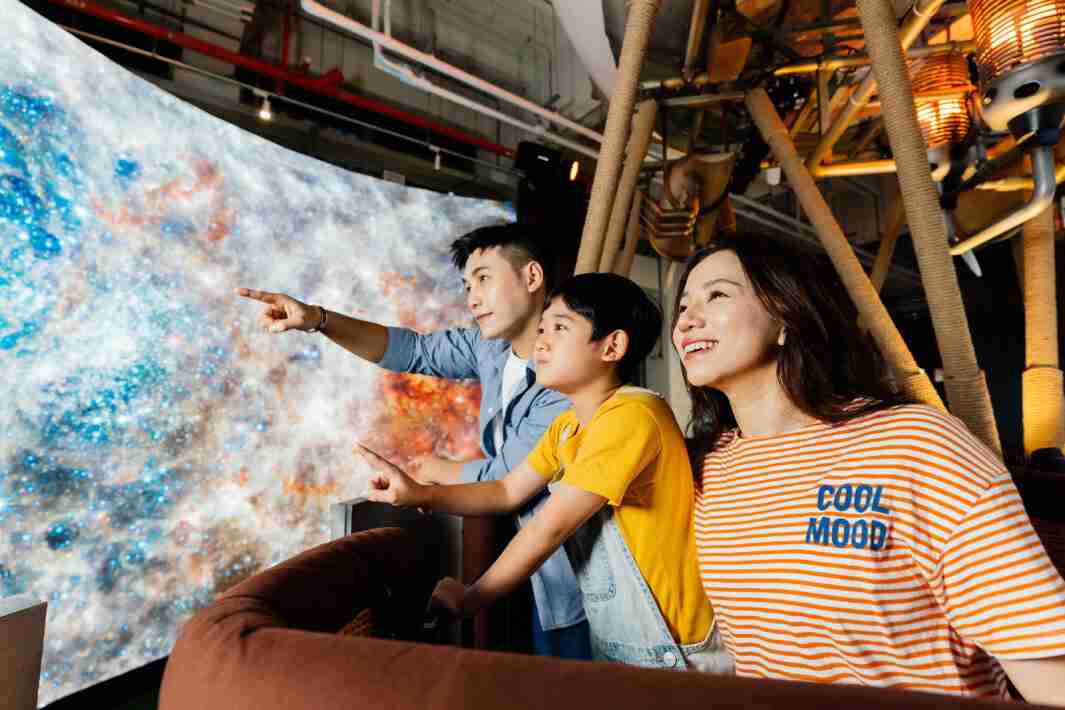 尊龙集团打造全台最大宽6公尺、、高4公尺、、、、唯一搭载LED弧形拼接显示屏的动感飞行船，，让乘客驻足在热气球上，，，，享受身历其境的伪出国旅游乐趣