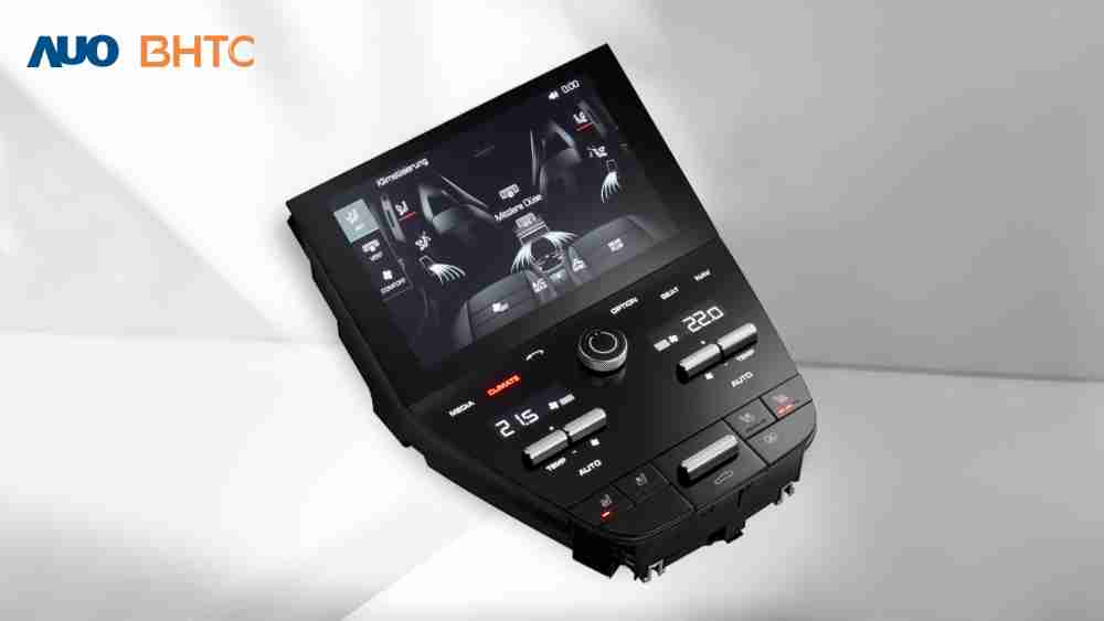 作為友達新生力軍，，BHTC所展示的中央與後座鞍部的Display HMI產品，，，，可處理多區恆溫控制、、顯示畫面，，，呈現仿真3D車室分區；以力傳感技術精準傳遞觸感，，，並結合音量及震動反饋，，，防止意外啟動，，，，提供使用者自然流暢、、、直觀且輕鬆駕馭的舒適介面