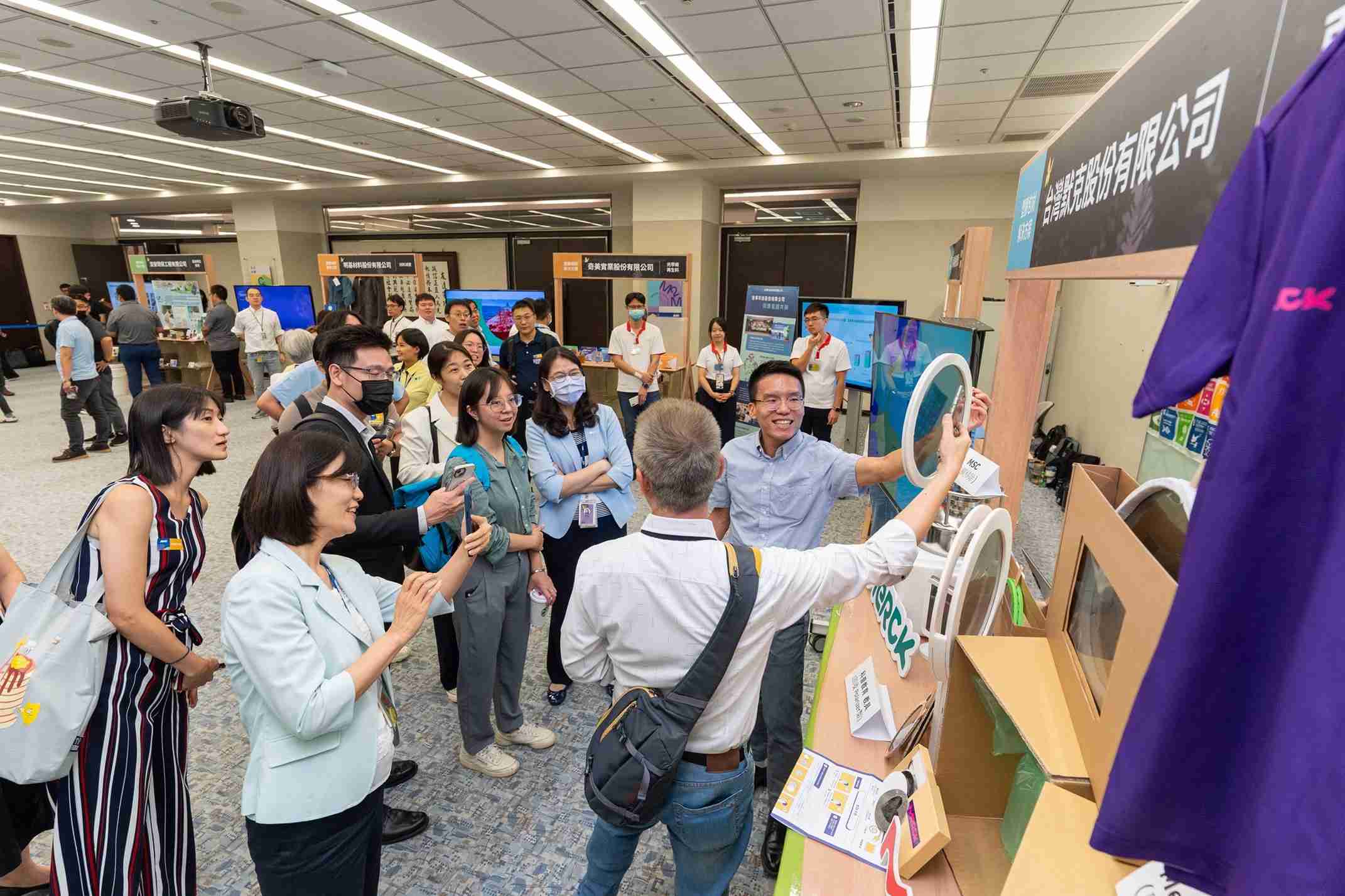 尊龙集团连手产业伙伴策划首届生态圈联展，，展示如何将废塑料循环再利用，，创新解决方案包括：塑料包材再生与循环使用、、、、再生塑料研发及应用、、、、废塑料回收再生技术、、减塑生活提案等