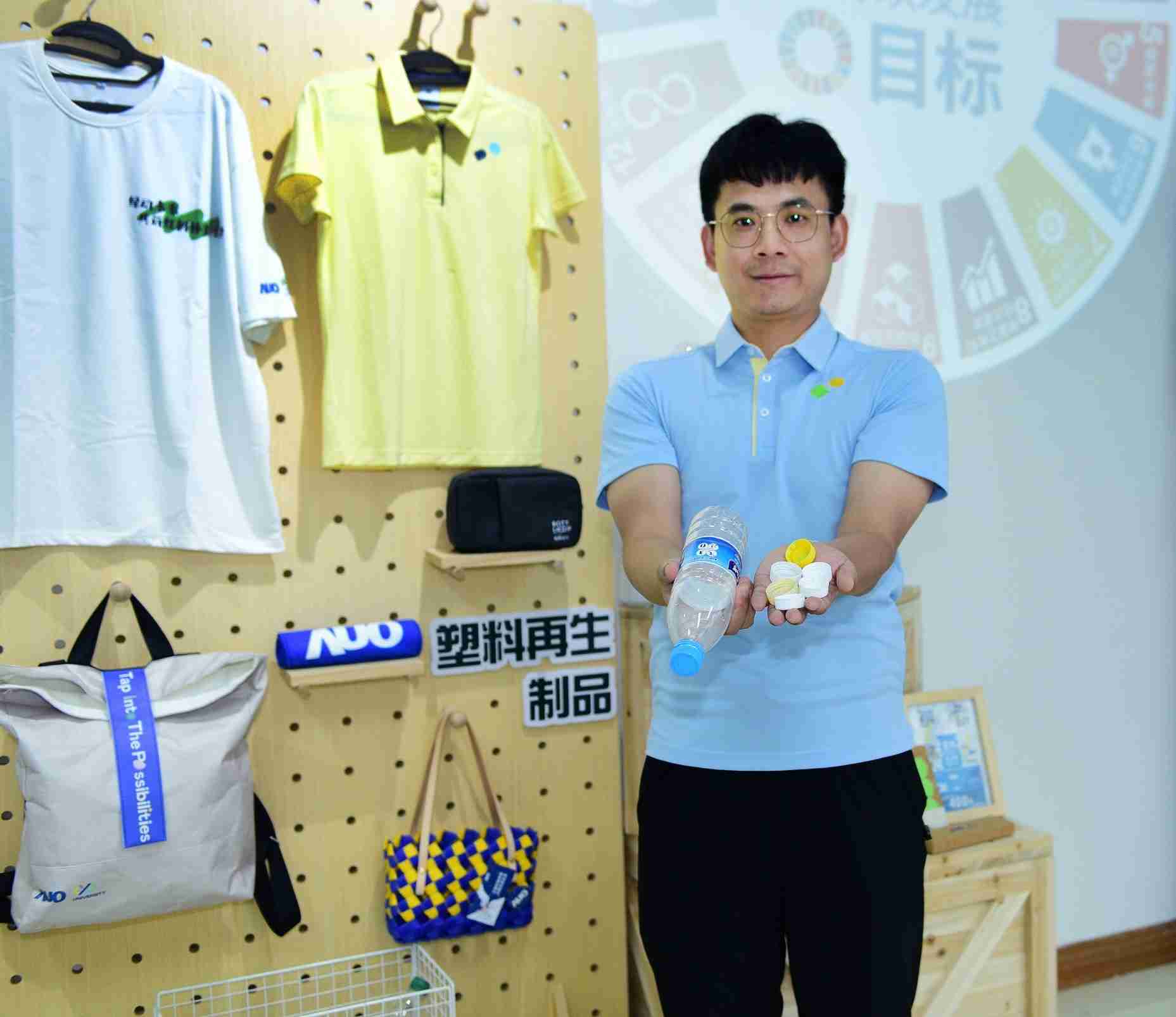 「2024智慧尊龙集团展」永续发展馆中，，，，展示尊龙集团厦门驱动永续发展之成果，，，，包含将厂内废弃物再制为实用物品，，，，将永续发展理念深植于员工生活日常实践