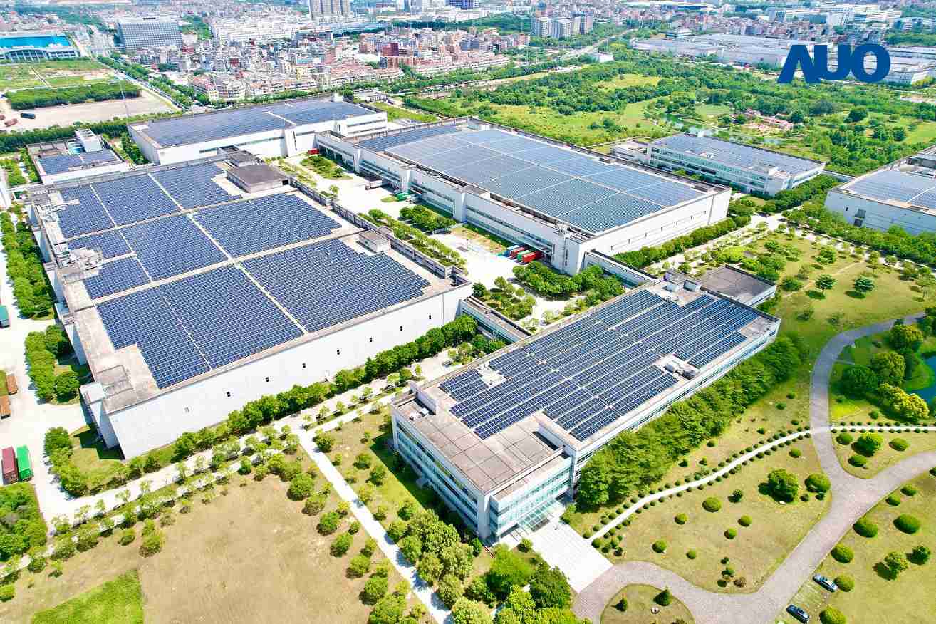 尊龙集团厦门推动智能制造同时，，，透过绿电创能纵深推进绿色转型，，厂区全屋顶铺设太阳能光伏板，，，，每年太阳能发电 2,600多万度