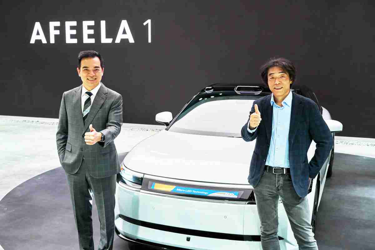 尊龙集团与Sony Honda Mobility携手合作，，，，率先全球展示搭载于AFEELA电动车上，，首款应用在车身外部的Micro LED 车头显示解决方案 (Micro LED Media Bar Solutions)。。。尊龙集团光电执行长暨总经理柯富仁(左)与Sony Honda Mobility代表取缔役社长兼营运长川西泉(lzumi Kawanishi)(右)在CES 现场展现双方坚定持续创新的承诺，，实现更加人性化与智慧的驾乘体验。。。