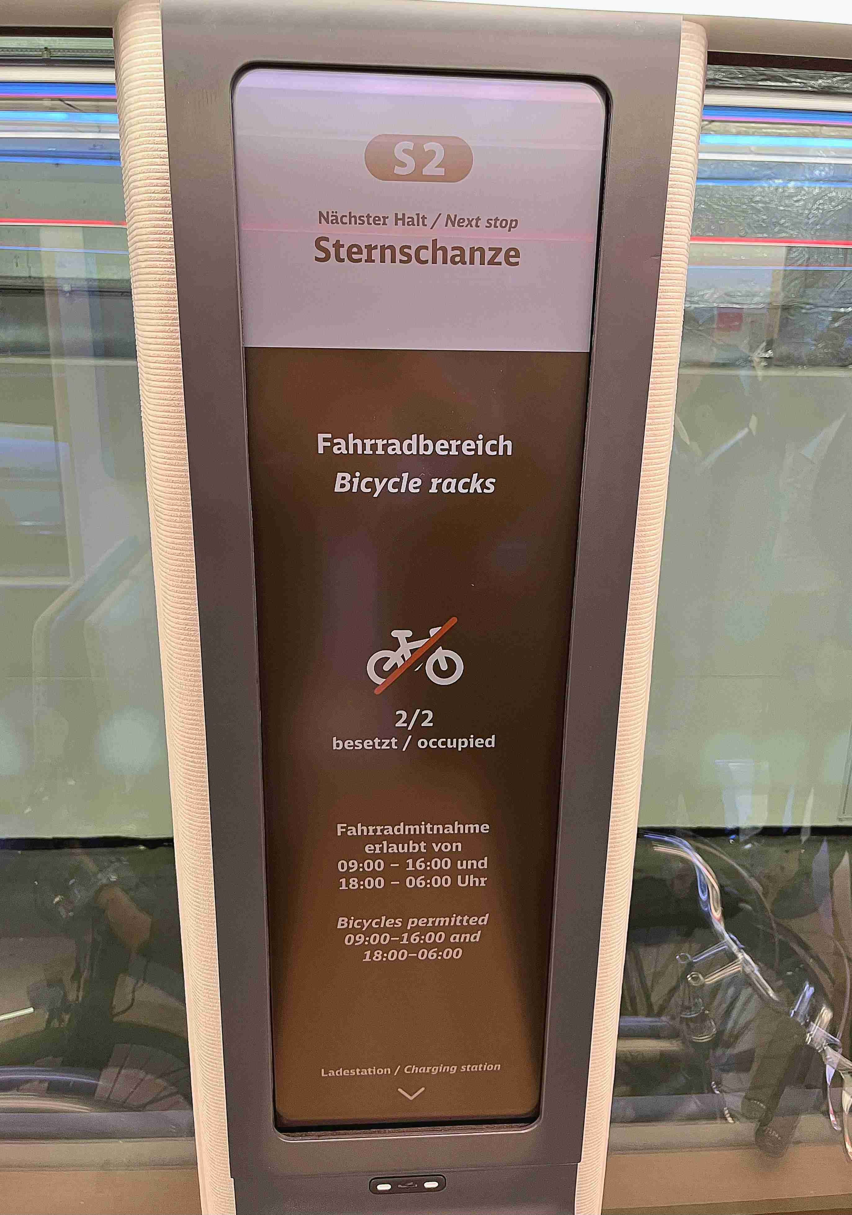 达擎HiRaso显示技术采用胆固醇液晶独特的双稳态特性及反射环境光线的方式，，，发挥最佳能源运用效率，，，其仅在更换显示画面时才消耗电力，，，在持续静止的画面显示上则为零耗电，，，与传统液晶显示技术相比大幅节省90%能耗